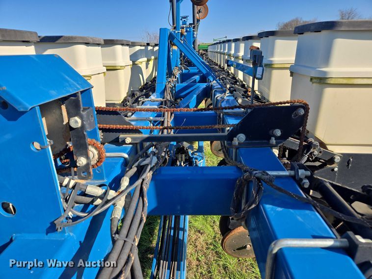 image for item DU2569 Kinze 3600 split row no-till planter