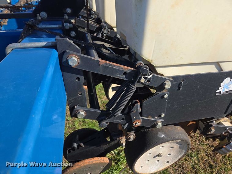 image for item DU2569 Kinze 3600 split row no-till planter