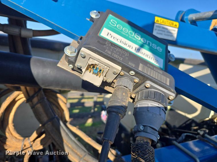 image for item DU2569 Kinze 3600 split row no-till planter