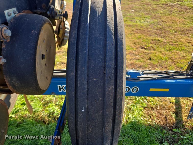 image for item DU2569 Kinze 3600 split row no-till planter
