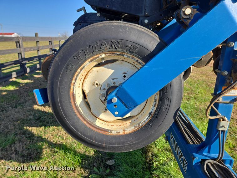 image for item DU2569 Kinze 3600 split row no-till planter