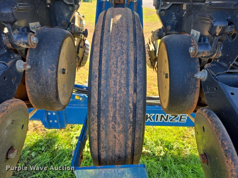 image for item DU2569 Kinze 3600 split row no-till planter