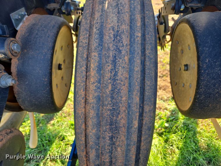 image for item DU2569 Kinze 3600 split row no-till planter