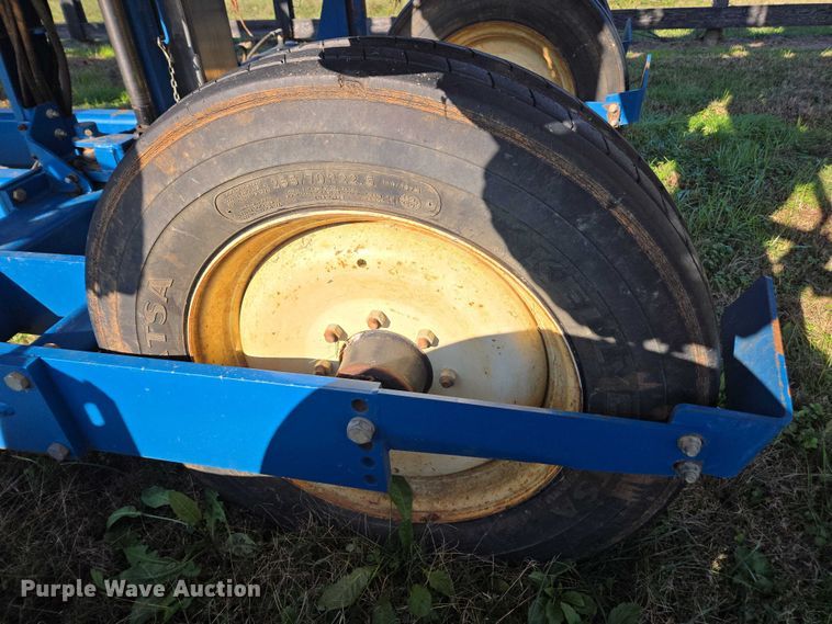 image for item DU2569 Kinze 3600 split row no-till planter