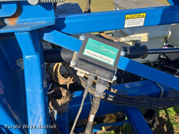 image for item DU2569 Kinze 3600 split row no-till planter