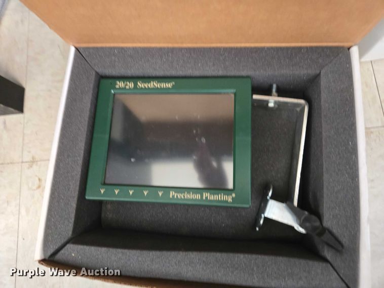 image for item DU2569 Kinze 3600 split row no-till planter