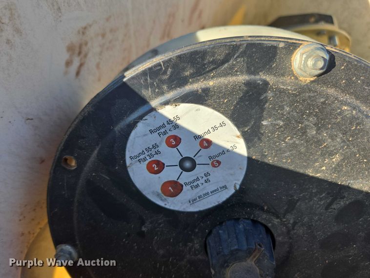 image for item DU2569 Kinze 3600 split row no-till planter