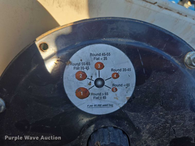 image for item DU2569 Kinze 3600 split row no-till planter