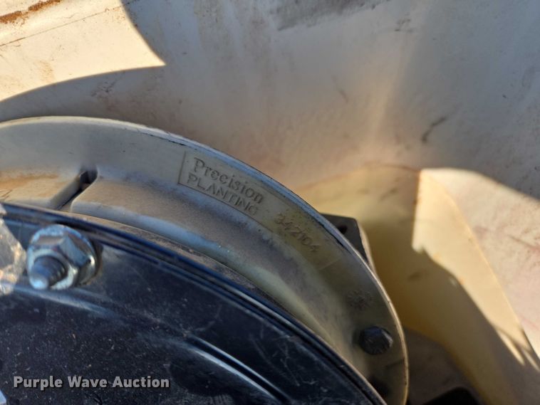 image for item DU2569 Kinze 3600 split row no-till planter