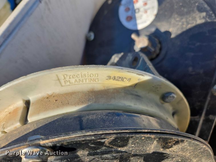 image for item DU2569 Kinze 3600 split row no-till planter