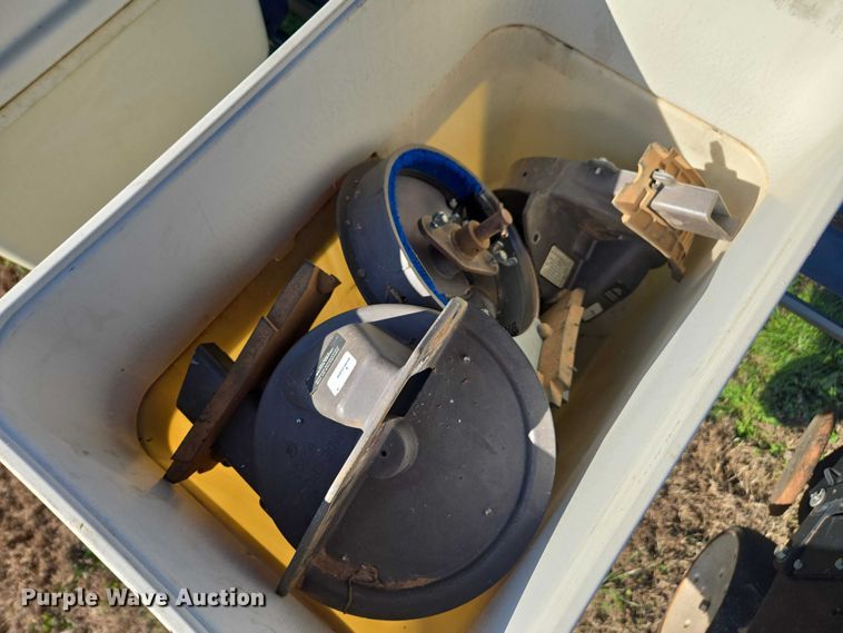 image for item DU2569 Kinze 3600 split row no-till planter