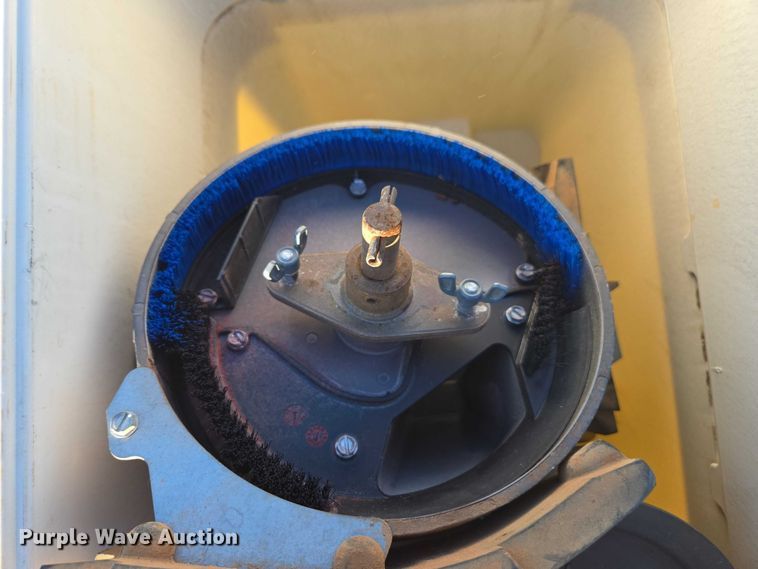 image for item DU2569 Kinze 3600 split row no-till planter