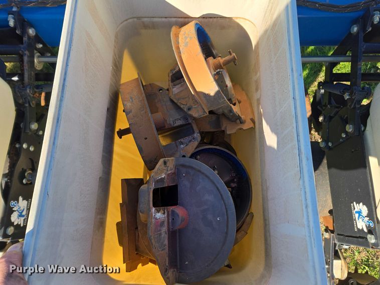 image for item DU2569 Kinze 3600 split row no-till planter