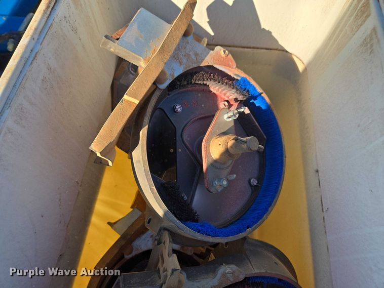 image for item DU2569 Kinze 3600 split row no-till planter