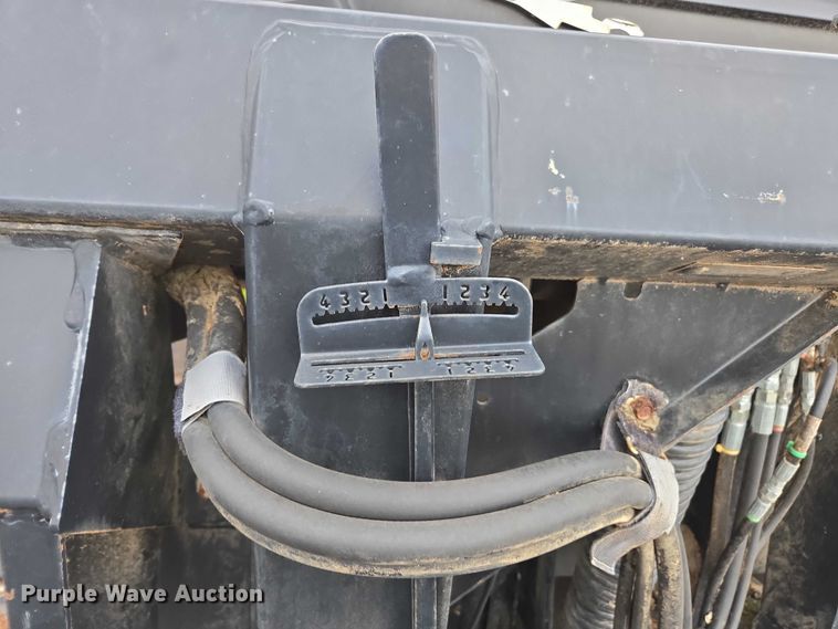 image for item DU2572 2014 Macdon FD75 flex draper head