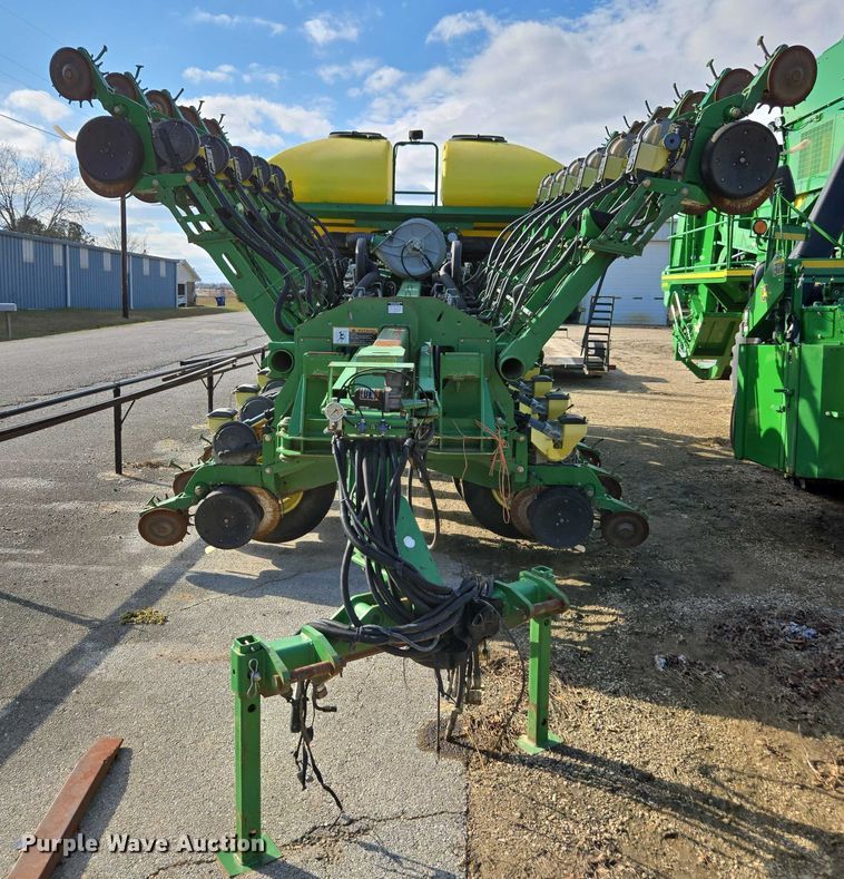 image for item DU2573 2010 John Deere 1790 split row planter