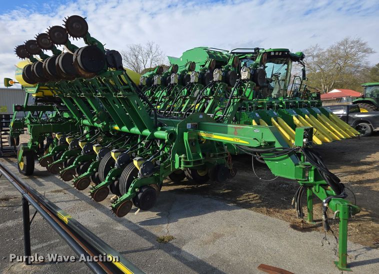image for item DU2573 2010 John Deere 1790 split row planter