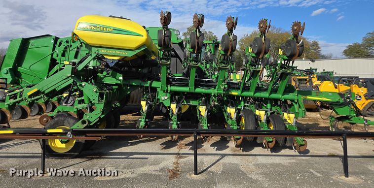 image for item DU2573 2010 John Deere 1790 split row planter