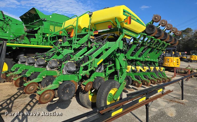 image for item DU2573 2010 John Deere 1790 split row planter