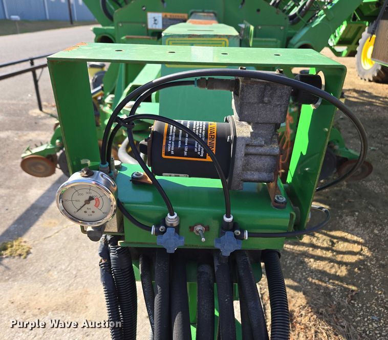 image for item DU2573 2010 John Deere 1790 split row planter