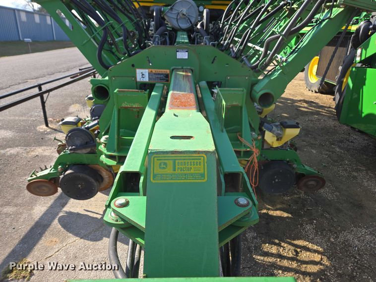 image for item DU2573 2010 John Deere 1790 split row planter