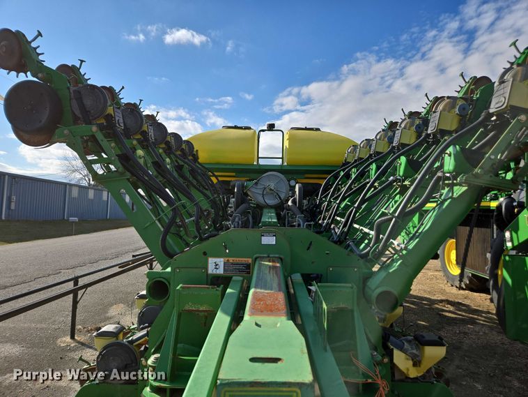 image for item DU2573 2010 John Deere 1790 split row planter