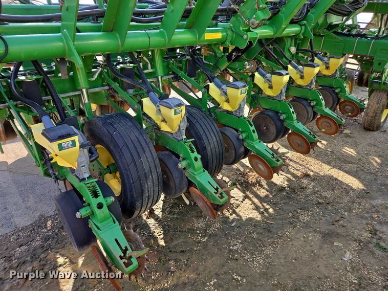 image for item DU2573 2010 John Deere 1790 split row planter
