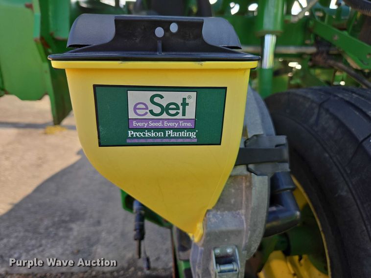 image for item DU2573 2010 John Deere 1790 split row planter