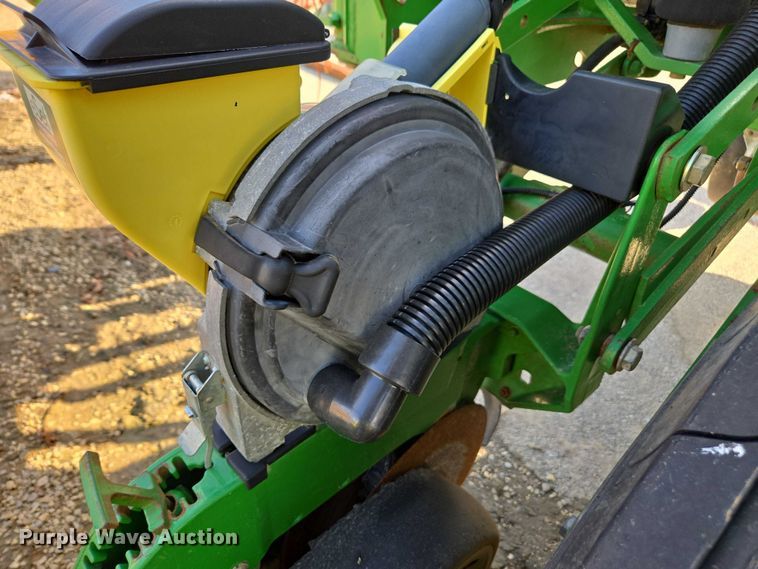 image for item DU2573 2010 John Deere 1790 split row planter