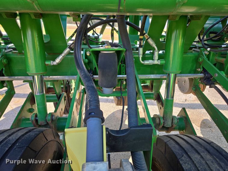 image for item DU2573 2010 John Deere 1790 split row planter