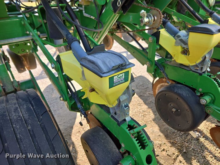 image for item DU2573 2010 John Deere 1790 split row planter