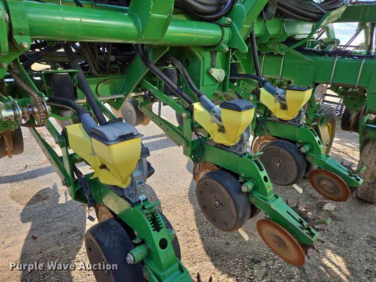 image for item DU2573 2010 John Deere 1790 split row planter
