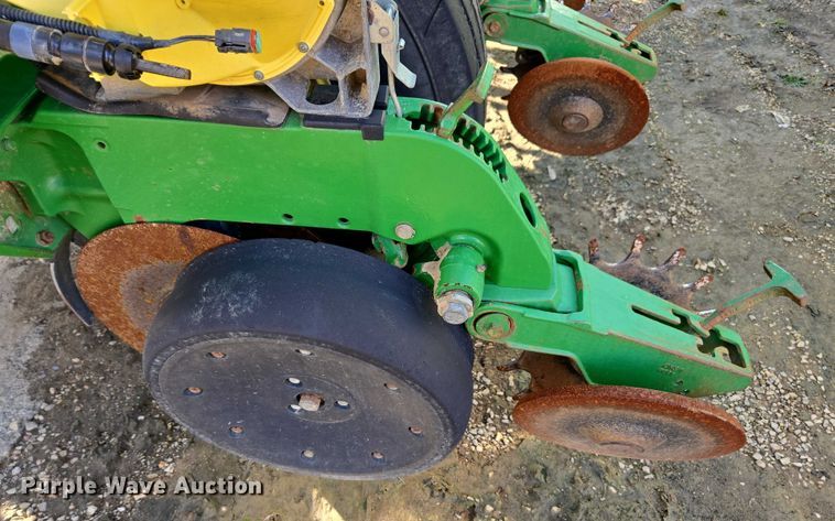 image for item DU2573 2010 John Deere 1790 split row planter