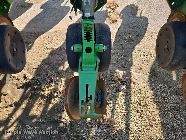 image for item DU2573 2010 John Deere 1790 split row planter
