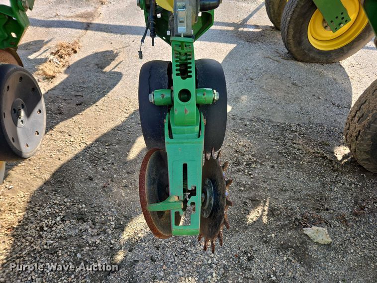 image for item DU2573 2010 John Deere 1790 split row planter