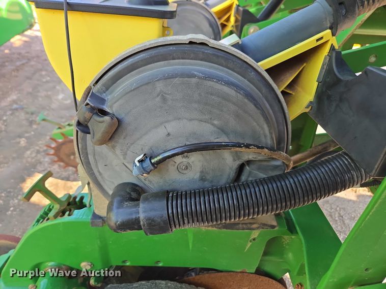 image for item DU2573 2010 John Deere 1790 split row planter