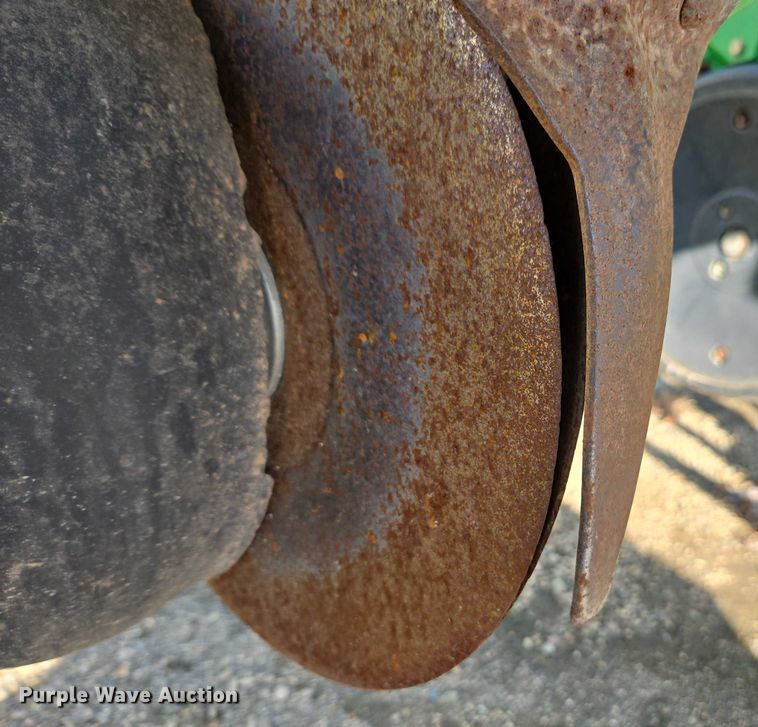 image for item DU2573 2010 John Deere 1790 split row planter