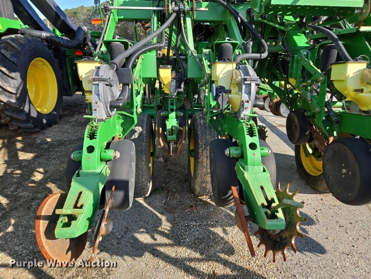 image for item DU2573 2010 John Deere 1790 split row planter