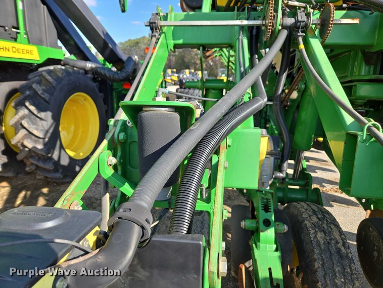image for item DU2573 2010 John Deere 1790 split row planter