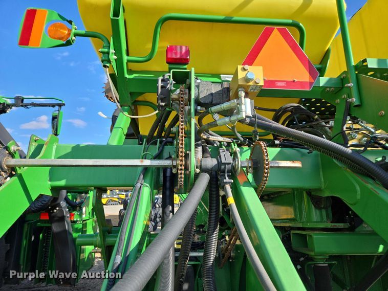image for item DU2573 2010 John Deere 1790 split row planter