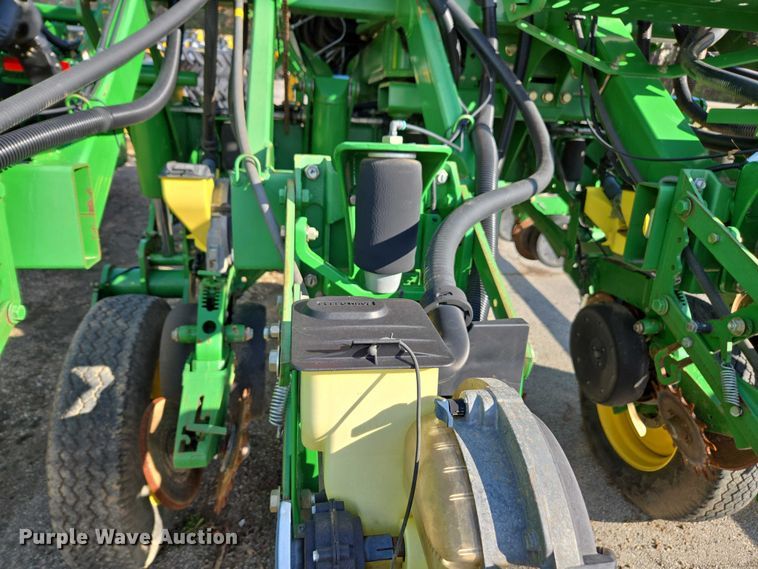 image for item DU2573 2010 John Deere 1790 split row planter