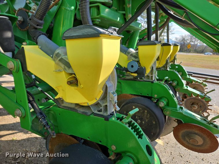 image for item DU2573 2010 John Deere 1790 split row planter