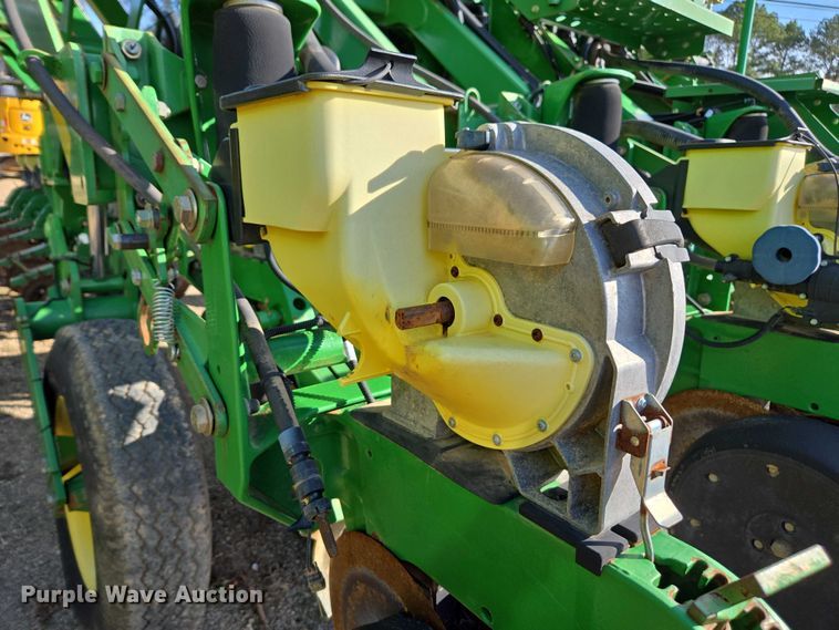 image for item DU2573 2010 John Deere 1790 split row planter