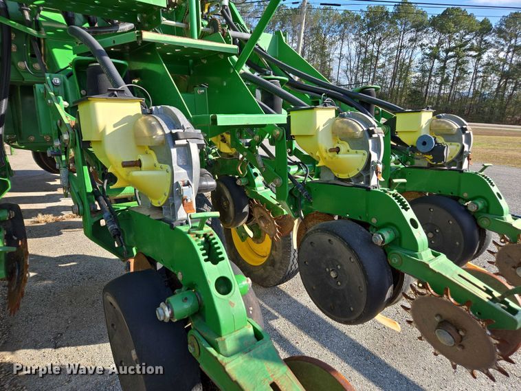 image for item DU2573 2010 John Deere 1790 split row planter