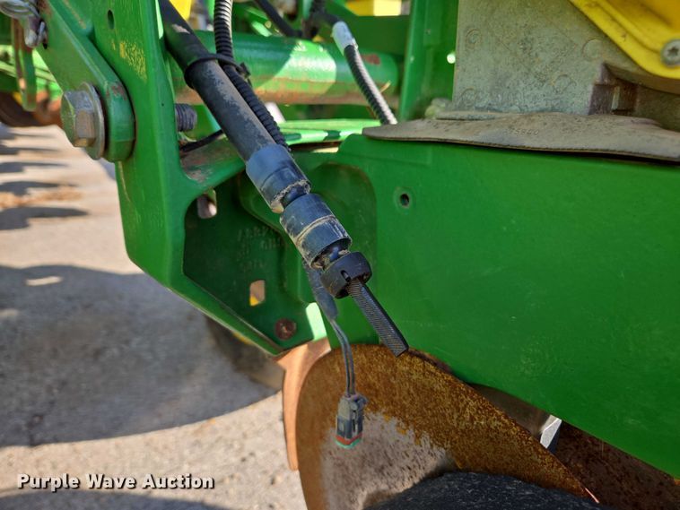image for item DU2573 2010 John Deere 1790 split row planter