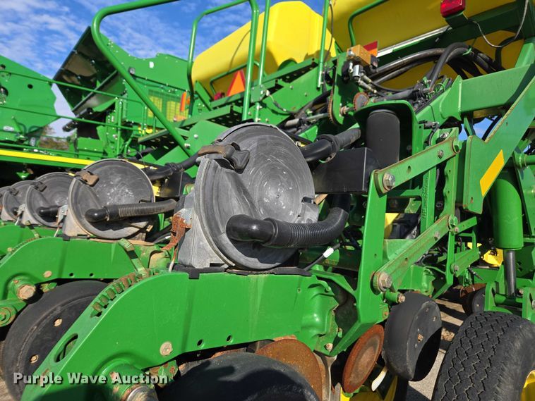 image for item DU2573 2010 John Deere 1790 split row planter