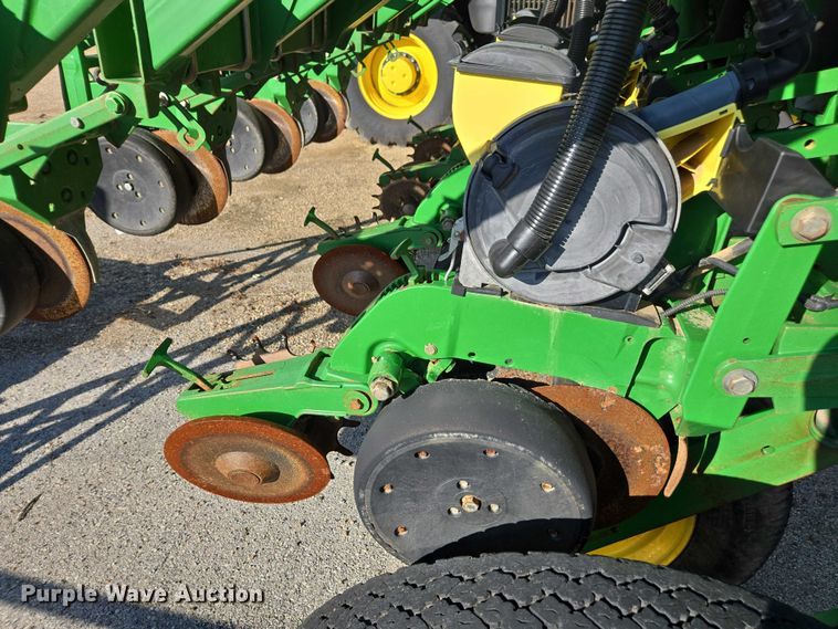 image for item DU2573 2010 John Deere 1790 split row planter