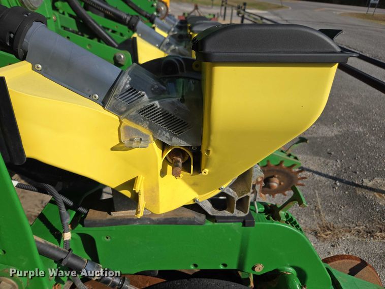 image for item DU2573 2010 John Deere 1790 split row planter