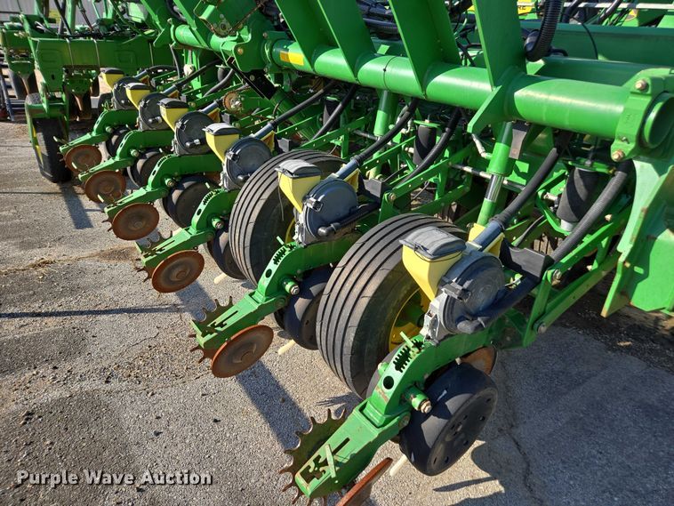image for item DU2573 2010 John Deere 1790 split row planter