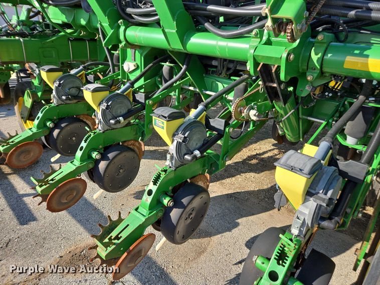 image for item DU2573 2010 John Deere 1790 split row planter